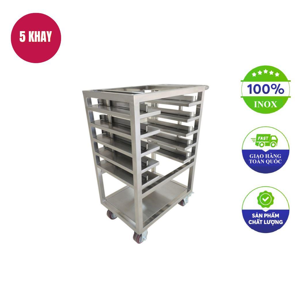 Minh họa các yếu tố chính ảnh hưởng đến báo giá cuối cùng của một chiếc xe đẩy khay inox.