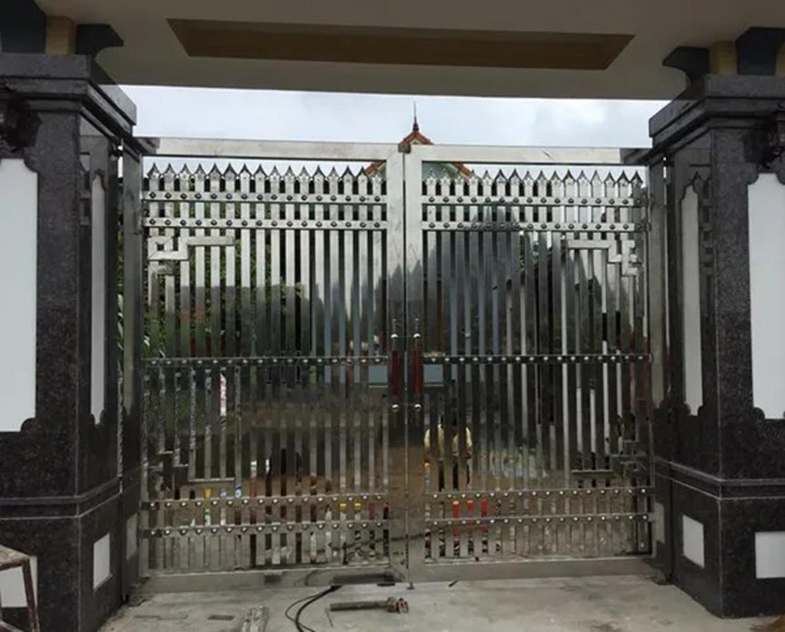 Vệ sinh bề mặt hairline đúng cách và bôi trơn bản lề theo lịch.