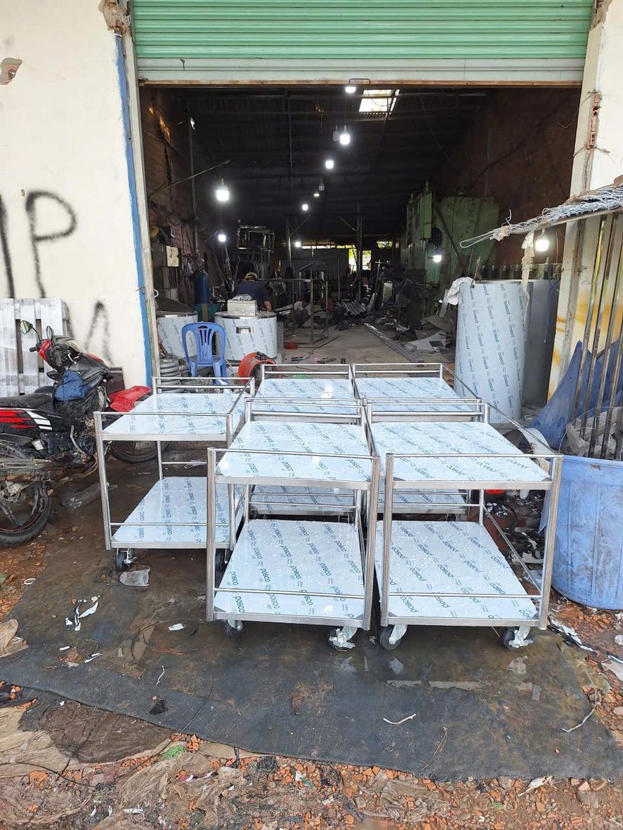 Vệ sinh định kỳ khay hứng nước và lau khô bề mặt giúp kệ luôn như mới.