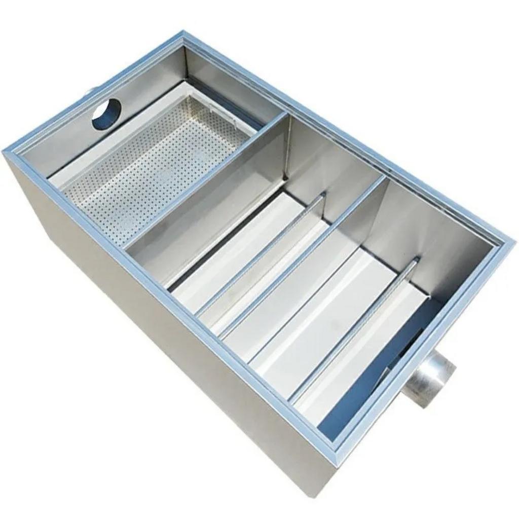 Bể tách mỡ inox 304 mini lắp đặt gọn gàng dưới chậu rửa của căn hộ chung cư giúp xử lý triệt để dầu mỡ ngay tại nguồn.