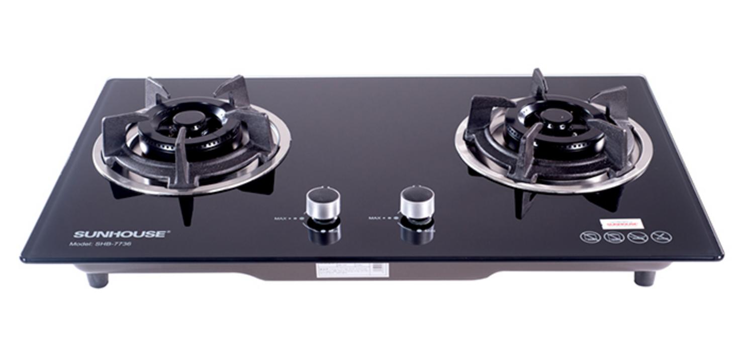 Hình ảnh bếp gas âm được lắp đặt hoàn thiện trong một không gian bếp nhà hàng sang trọng.