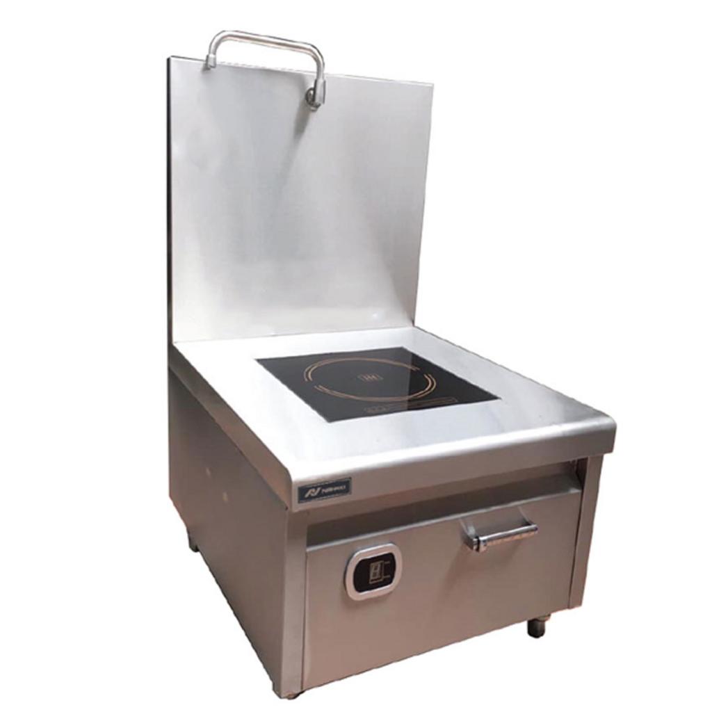 Bếp hầm đơn công nghiệp đang hoạt động để ninh nồi nước dùng phở dung tích lớn.