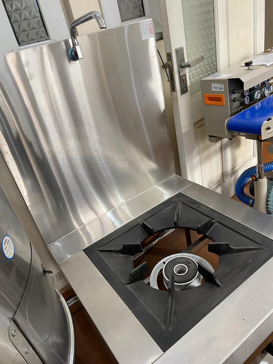 Biểu đồ so sánh chi phí nhiên liệu hàng tháng giữa bếp hầm đơn gas và bếp điện từ.