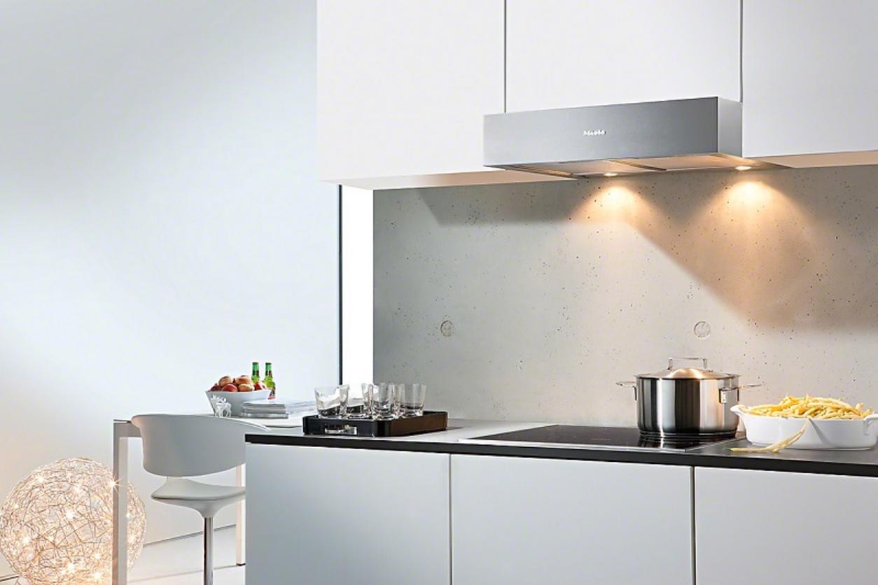 So sánh giữa việc lựa chọn thiết bị nhập khẩu từ các thương hiệu lớn và giải pháp gia công inox tùy chỉnh.