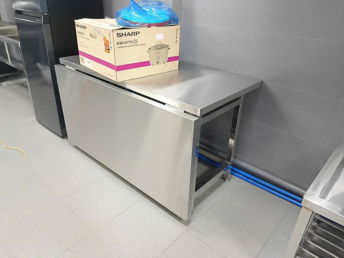 Đa dạng các loại bàn bếp inox được thiết kế chuyên biệt cho từng công năng khác nhau trong bếp công nghiệp.