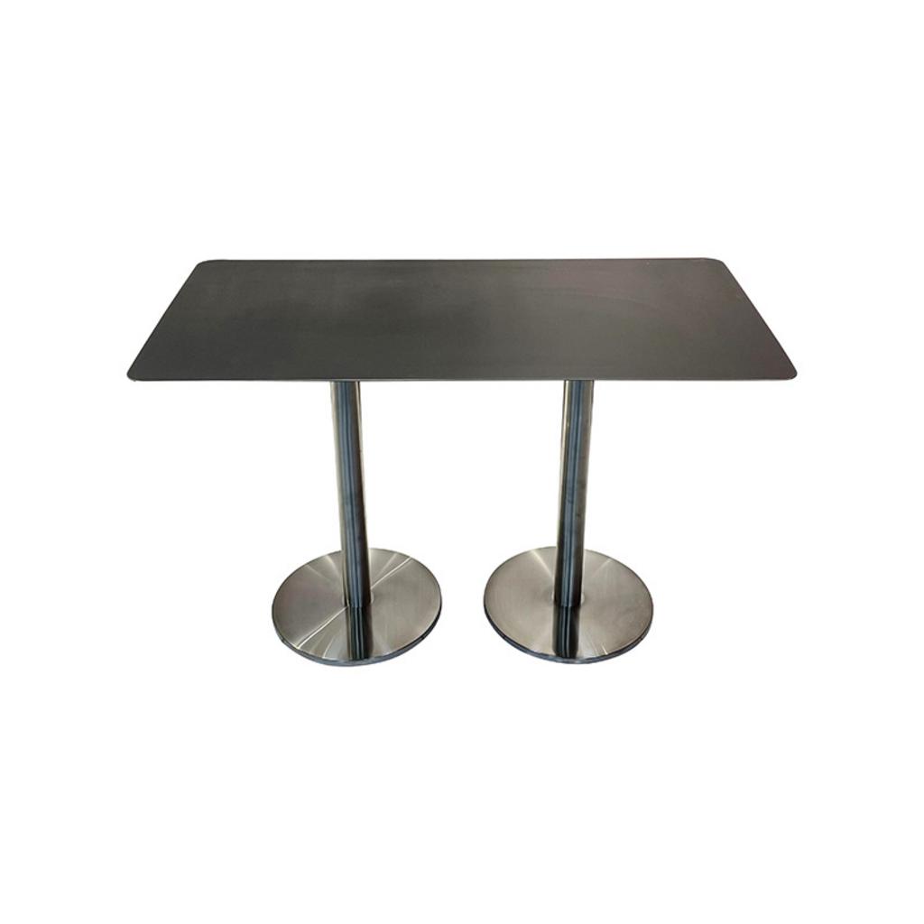 Bàn inox chân gấp giúp tiết kiệm diện tích tối đa khi không sử dụng.