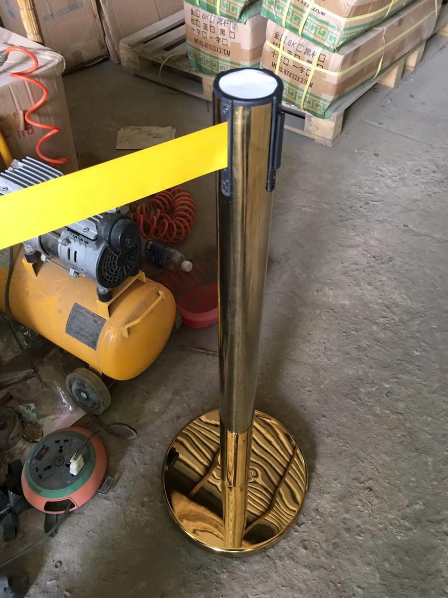 Các loại cột chắn inox thông dụng: dây căng màu đỏ, dây nhung màu xanh và loại mạ vàng cao cấp.