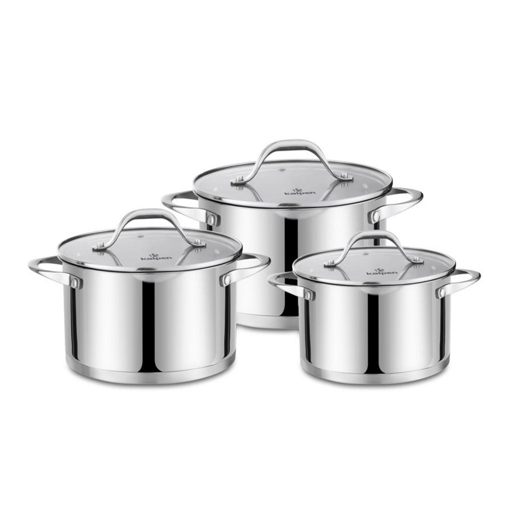 Dãy các nồi inox công nghiệp với nhiều kích thước khác nhau, từ nhỏ đến lớn.