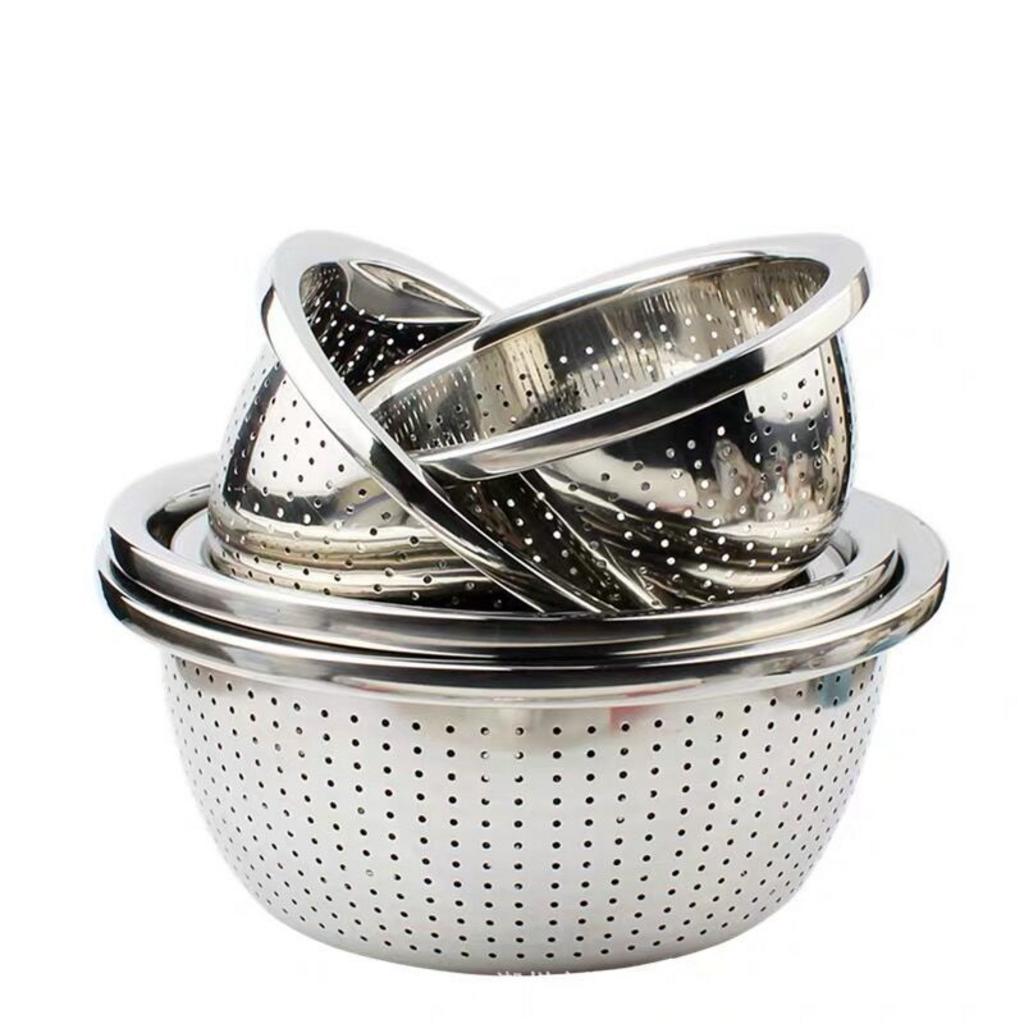 So sánh trực quan giữa rổ inox đột lỗ (trái) thoát nước nhanh và rổ lưới inox (phải) chuyên dùng lọc mịn.