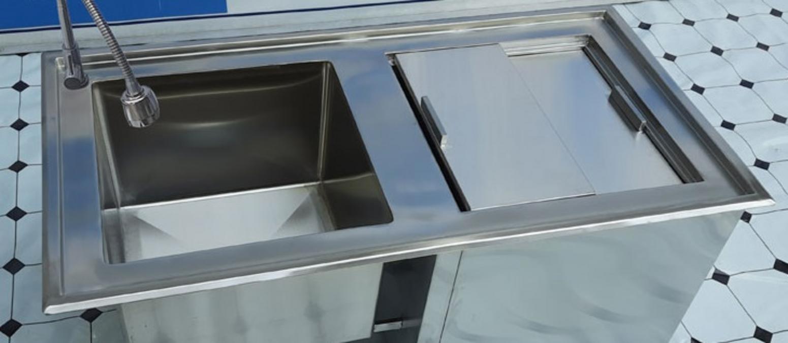 Đa dạng mẫu mã thùng đá nắp trượt từ âm bàn, có chân đến tích hợp khay topping.