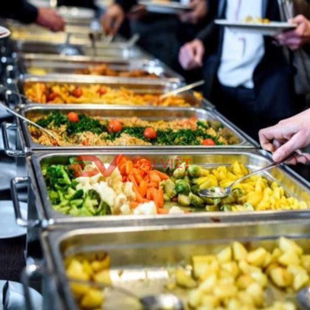 Hình ảnh so sánh 3 loại tủ hâm nóng phổ biến: loại để bàn, loại công nghiệp 6 khay và loại có kính.