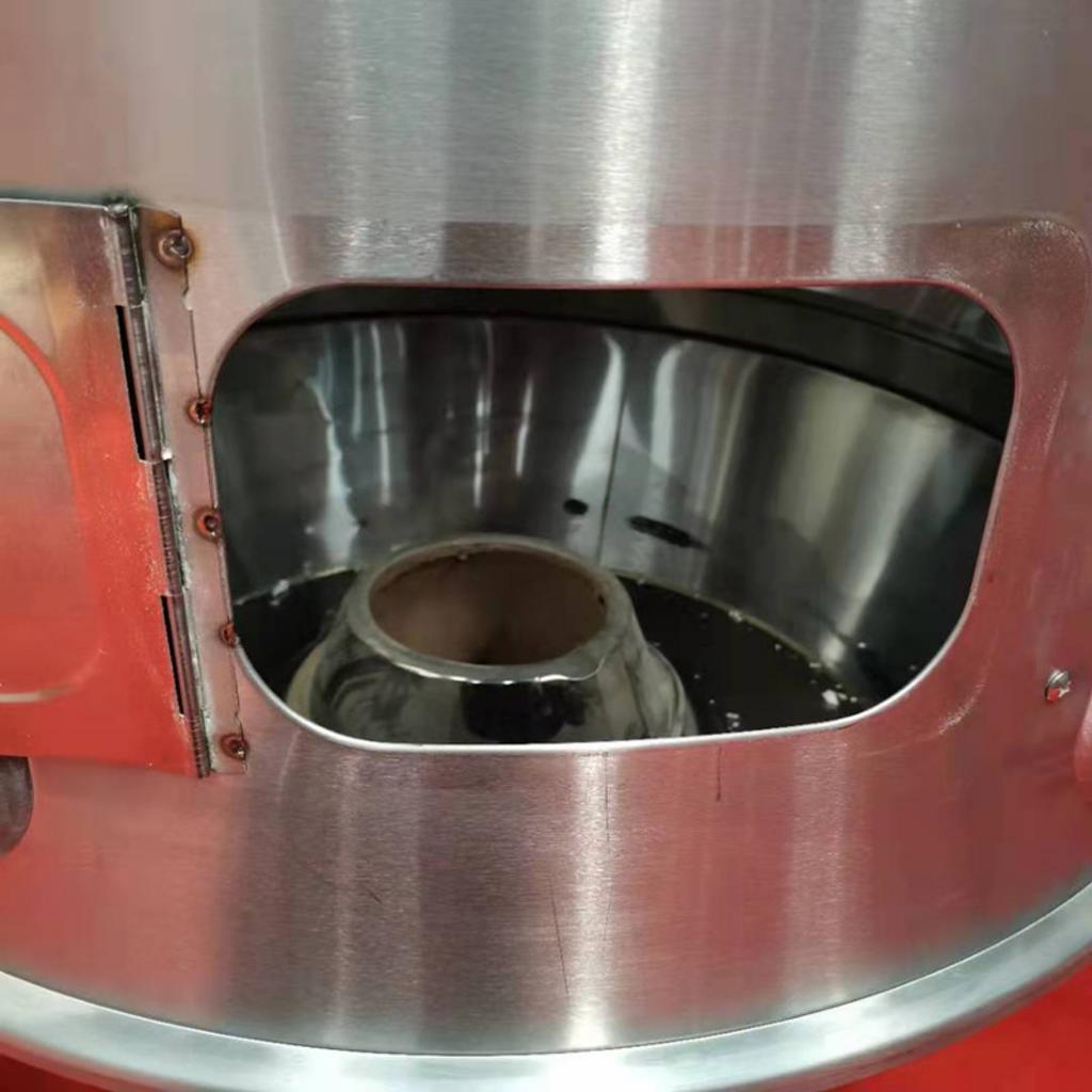 Cận cảnh các tính năng tùy chọn của lò quay vịt: motor quay, đồng hồ nhiệt, bánh xe, van xả mỡ.