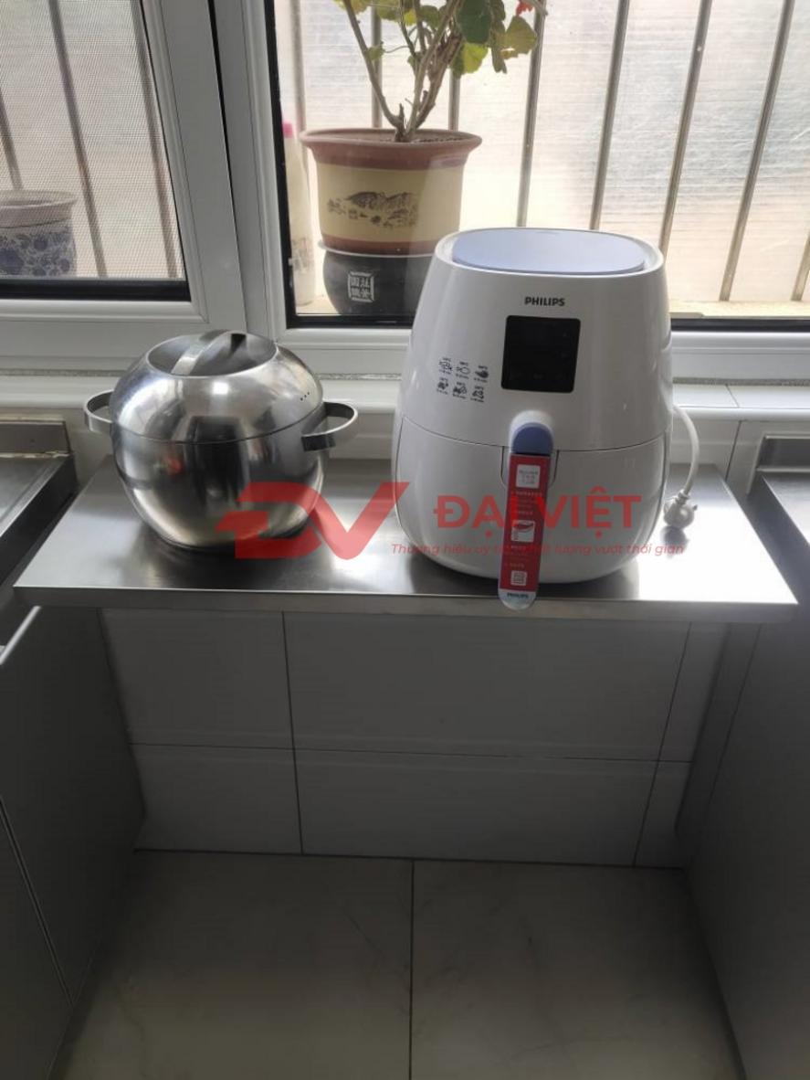 Chi phí gia công kệ inox phụ thuộc vào nhiều yếu tố từ vật liệu đến độ phức tạp.