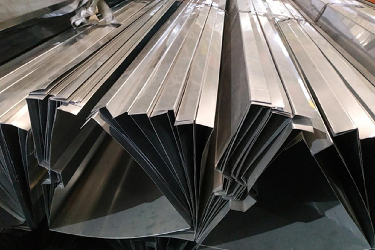 Infographic phân tích các yếu tố cấu thành nên đơn giá cuối cùng của một mét dài máng xối hoàn thiện.