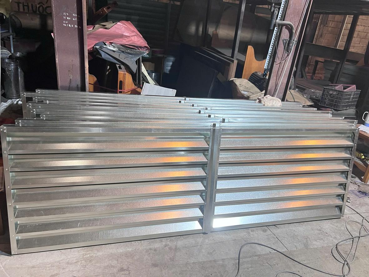 Một số công trình tiêu biểu cửa inox: resort ven biển, bếp khách sạn, nhà máy.