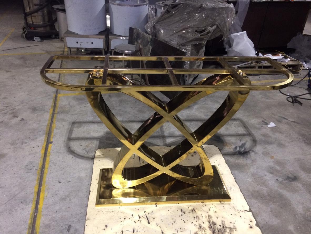 Case study tiêu biểu: thang máy, nẹp, chữ nổi và khung bàn mạ vàng.