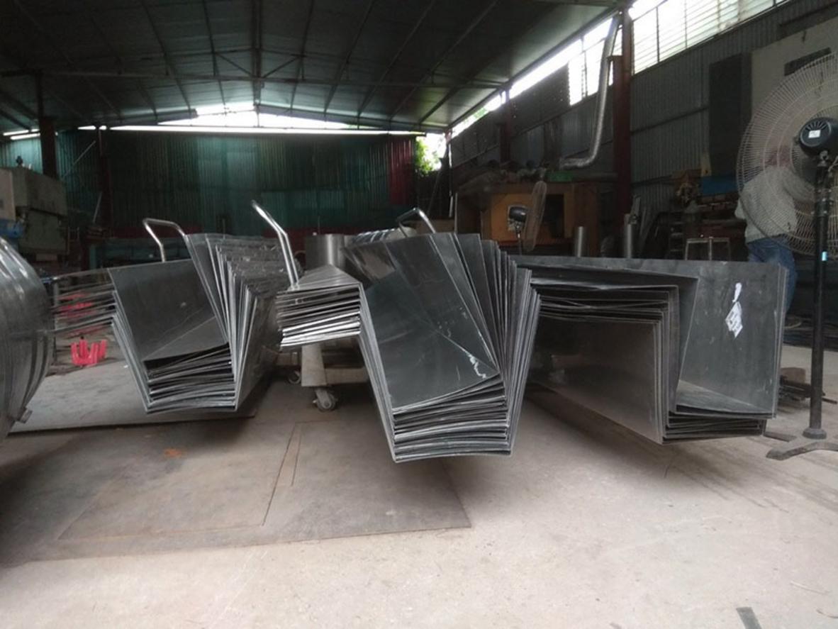 Hình ảnh thực tế hệ thống máng xối inox do Cơ Khí Hải Minh thi công cho một nhà xưởng tại khu công nghiệp.