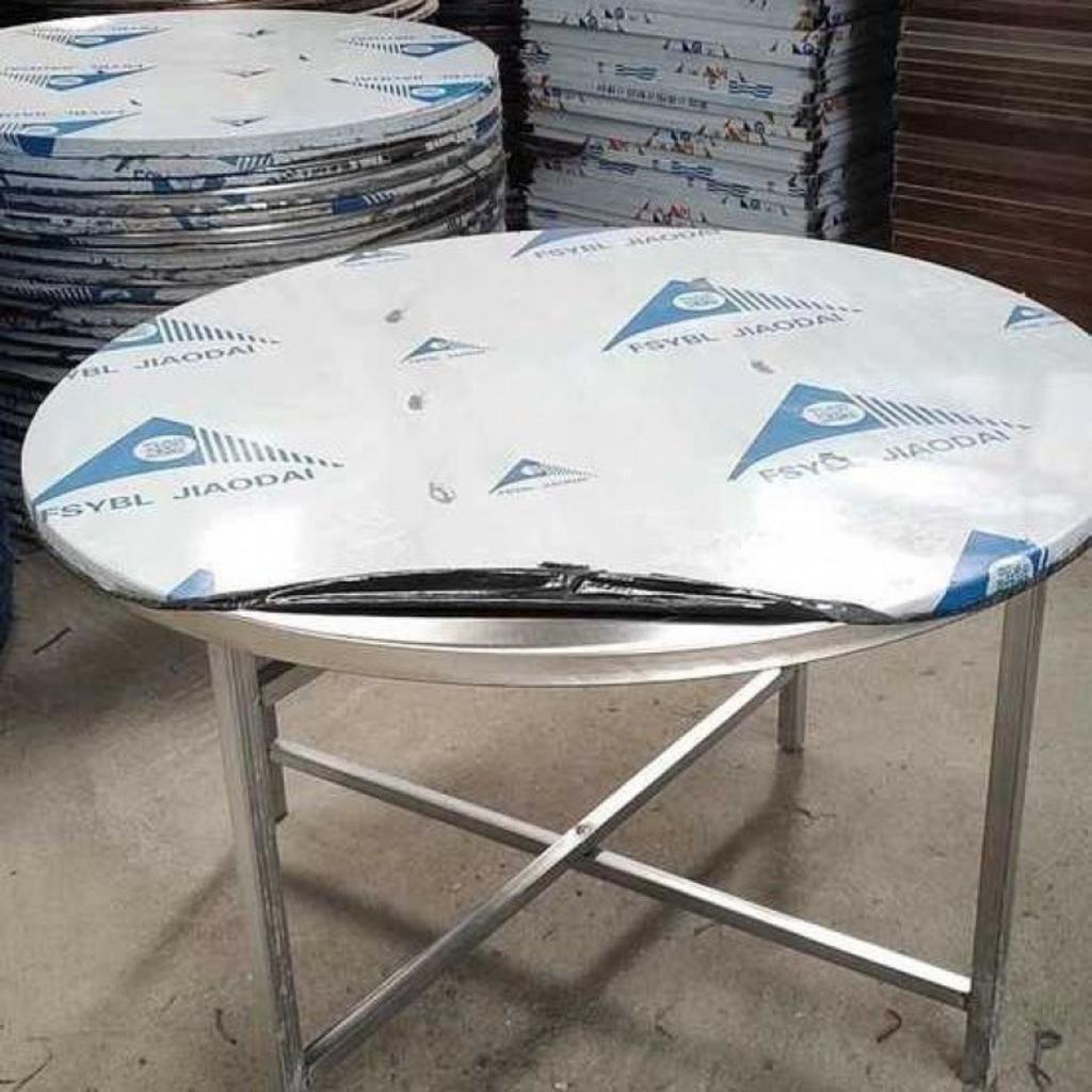 Hình ảnh trước và sau khi lắp đặt hệ thống mặt bàn inox 304 tại một dự án thực tế.