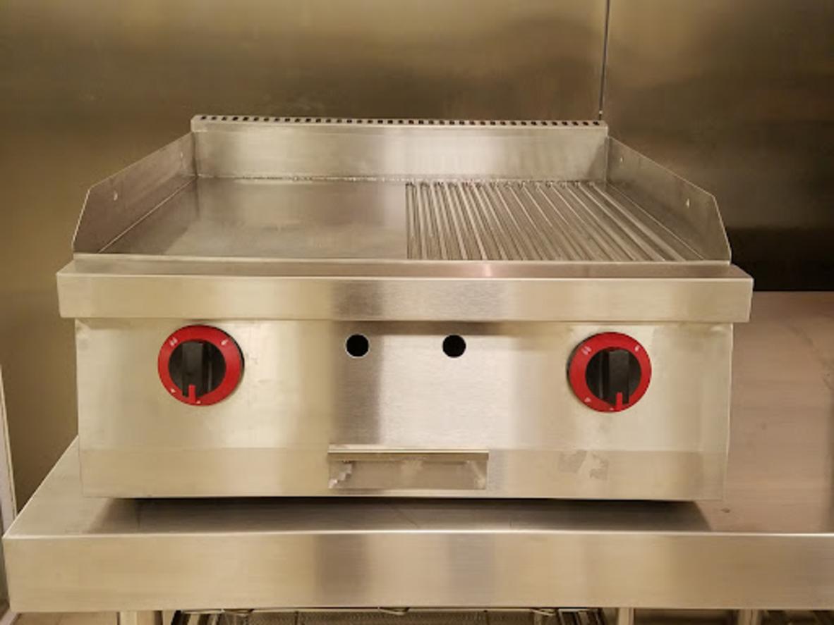 Sơ đồ chi tiết cấu tạo bên trong của bếp chiên phẳng gas công nghiệp với các bộ phận chính.