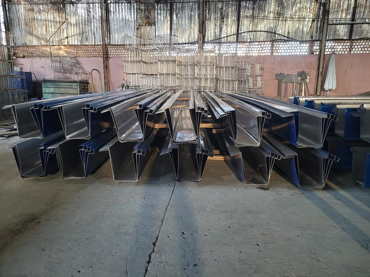 Sơ đồ chi tiết các bộ phận của một hệ thống máng xối tiêu chuẩn, từ lòng máng đến các phụ kiện đi kèm.