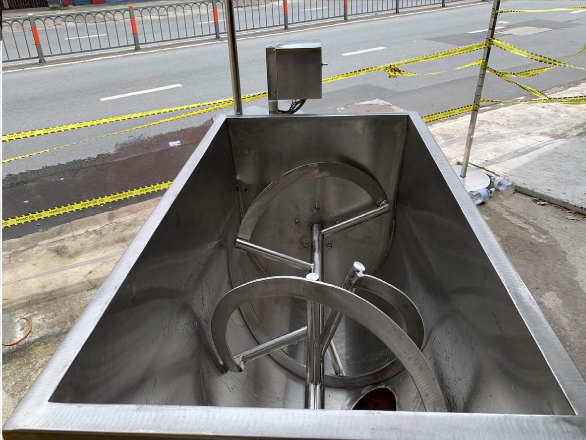 Sơ đồ cấu tạo chi tiết của một máy trộn thịt nằm ngang với các bộ phận chính: lồng trộn, motor, cánh đảo và tủ điện.