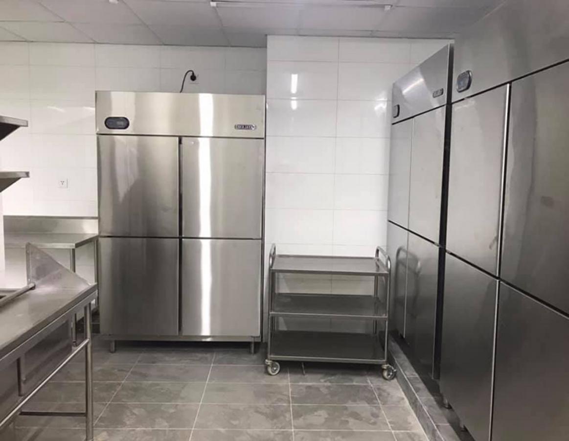 Sơ đồ mô phỏng nguyên lý hoạt động và các bộ phận chính của một tủ đông công nghiệp.