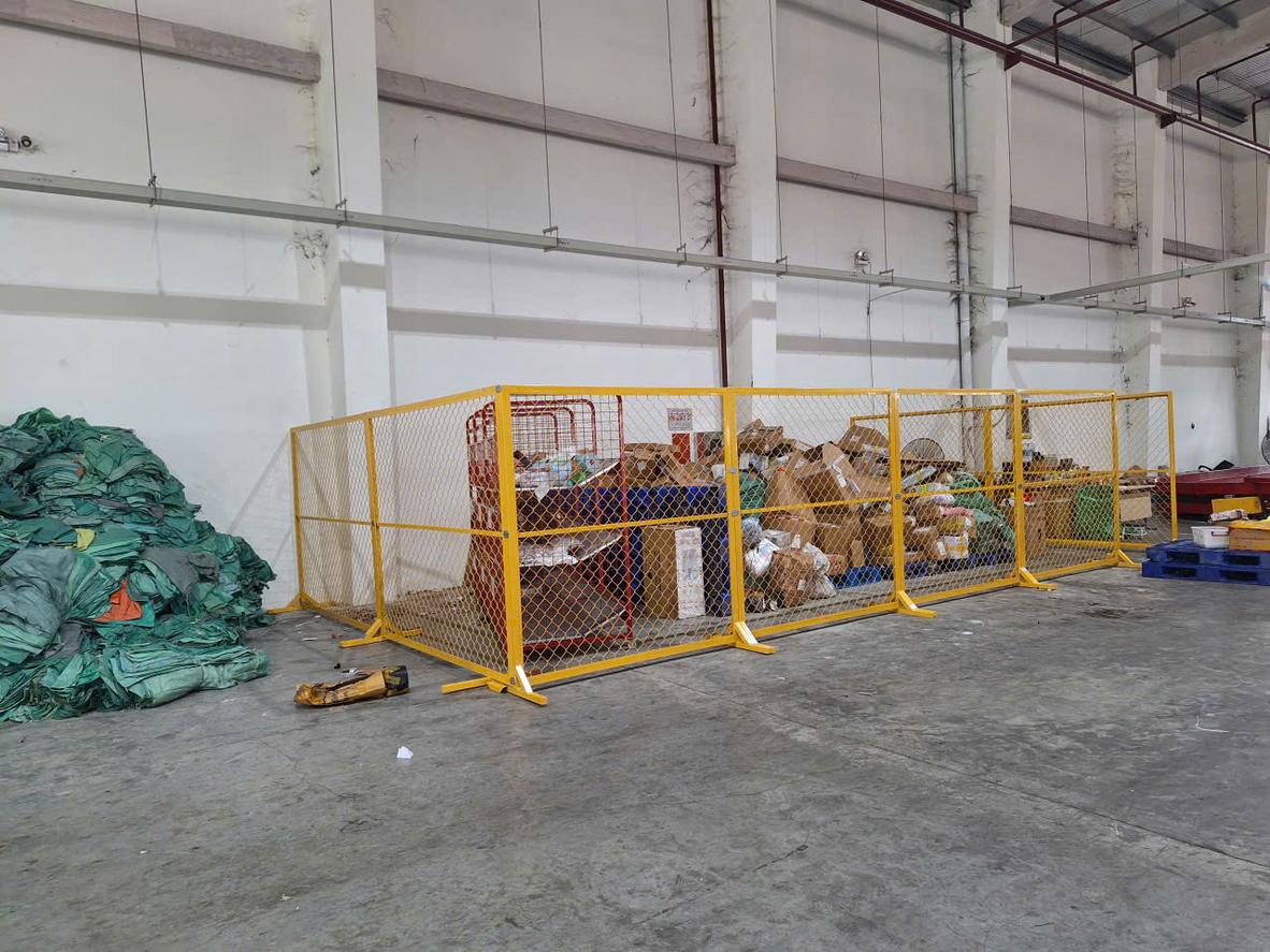 Chấn CNC kiểm soát góc uốn chính xác.