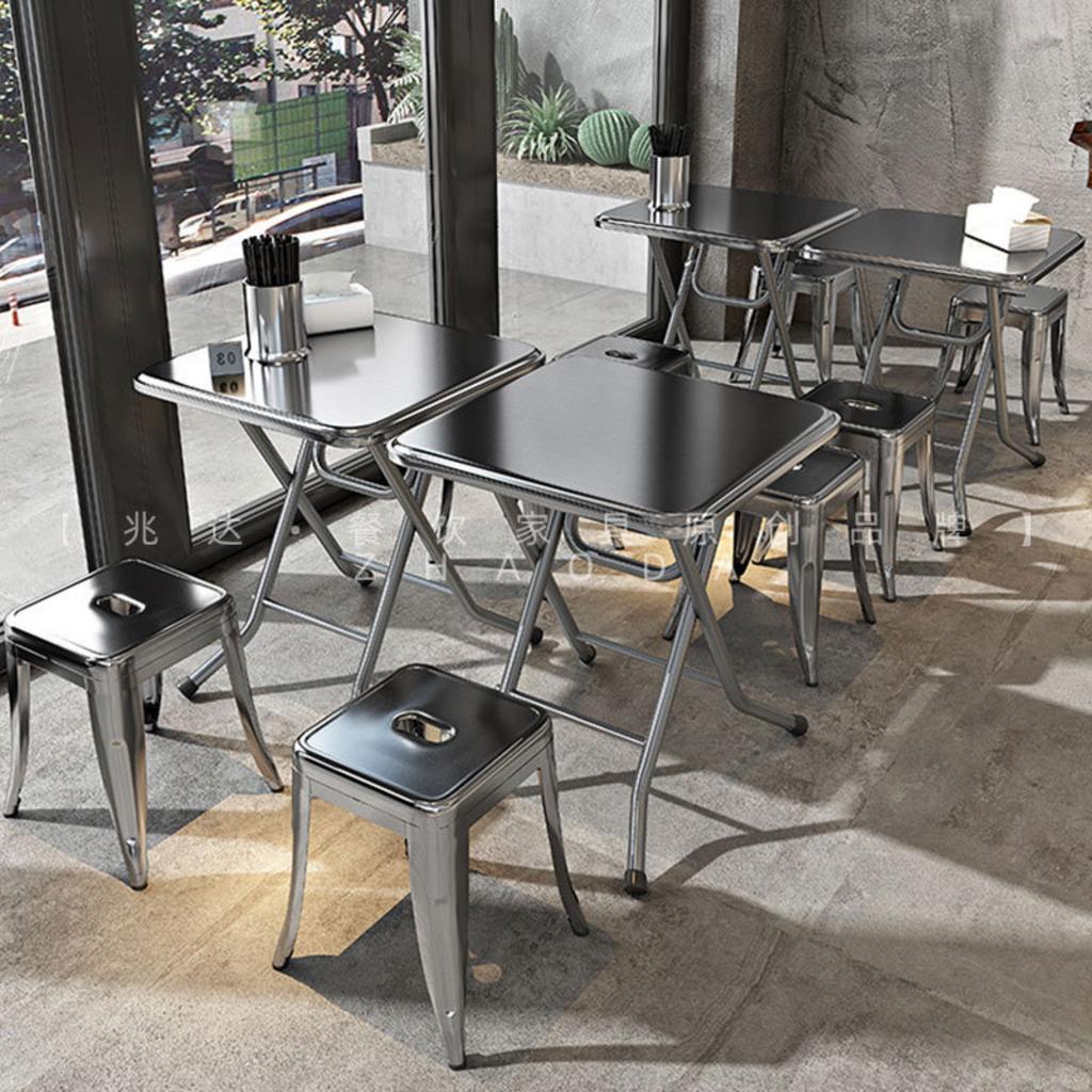 Chậu rửa tay và thiết bị inox là tiêu chuẩn trong môi trường y tế.