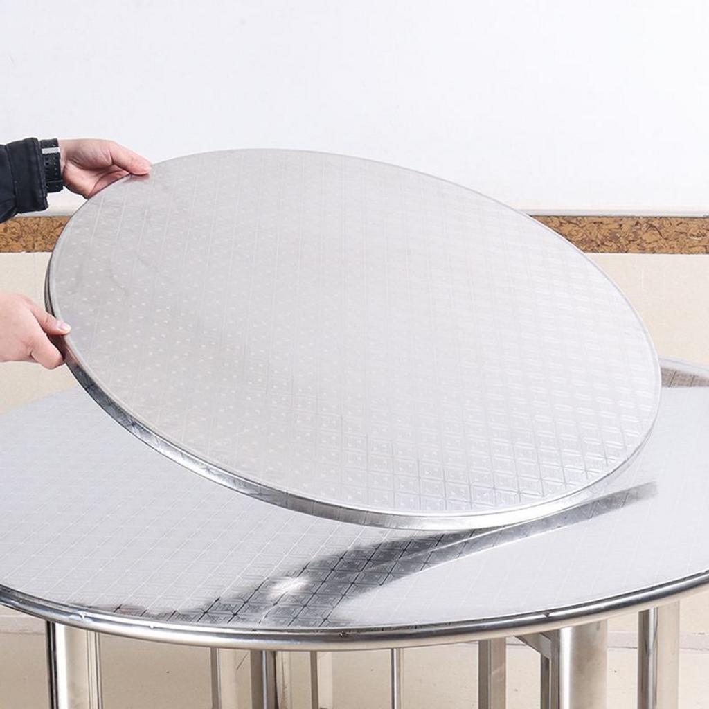 Một kỹ sư đang kiểm tra chất lượng mối hàn TIG trên mặt bàn inox.