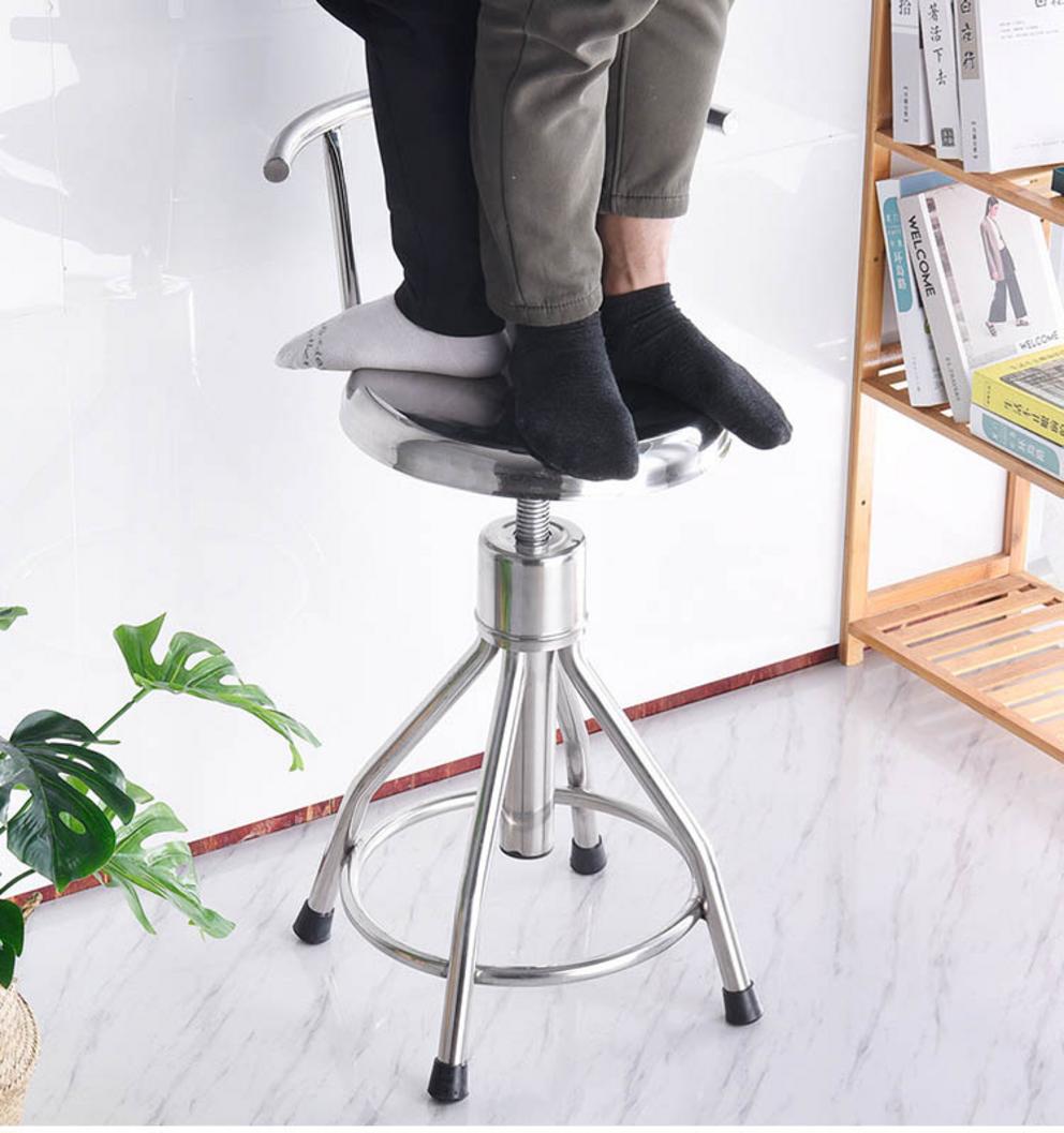 Kỹ thuật viên của Hải Minh cùng khách hàng kiểm tra chất lượng ghế xoay inox trước khi bàn giao dự án.