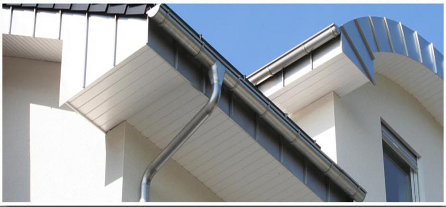 Sơ đồ minh họa dòng nước mưa phá hủy tường và móng nhà khi không có hệ thống máng xối.