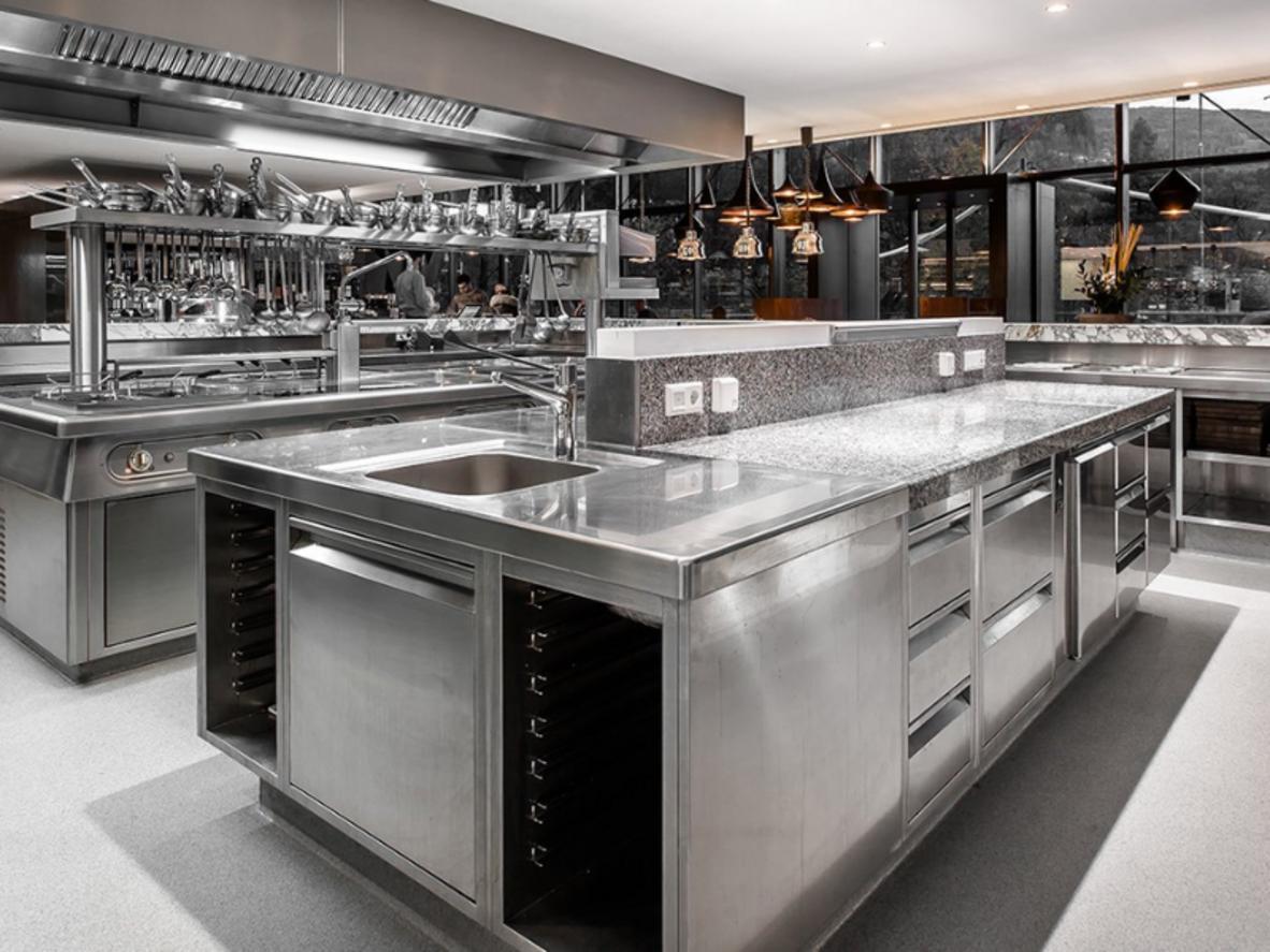 Dây chuyền laser – chấn – hàn TIG hiện đại phục vụ gia công inox chất lượng cao.