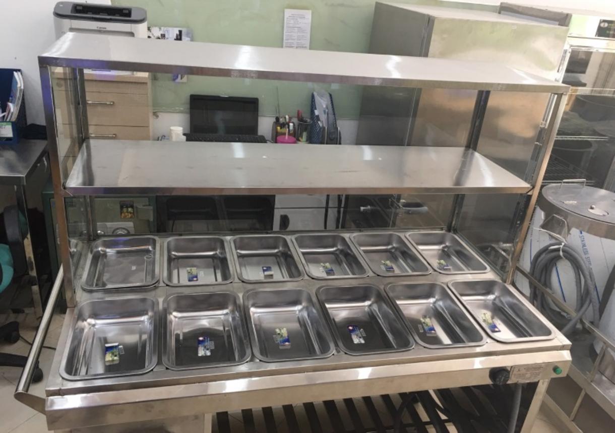 Cận cảnh bảng điều khiển điện tử thông minh trên một mẫu tủ hâm nóng hiện đại.