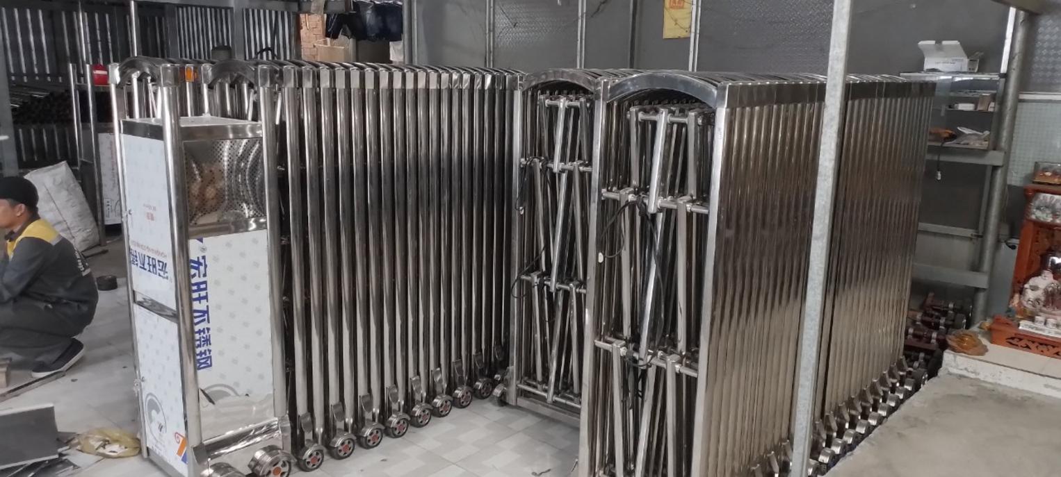 Dây chuyền cắt laser, chấn CNC và hàn TIG/MIG trong xưởng gia công cửa inox.