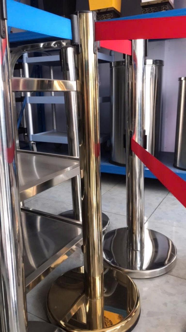 Cột chắn inox dây căng được sử dụng để phân luồng hành khách tại sân bay.