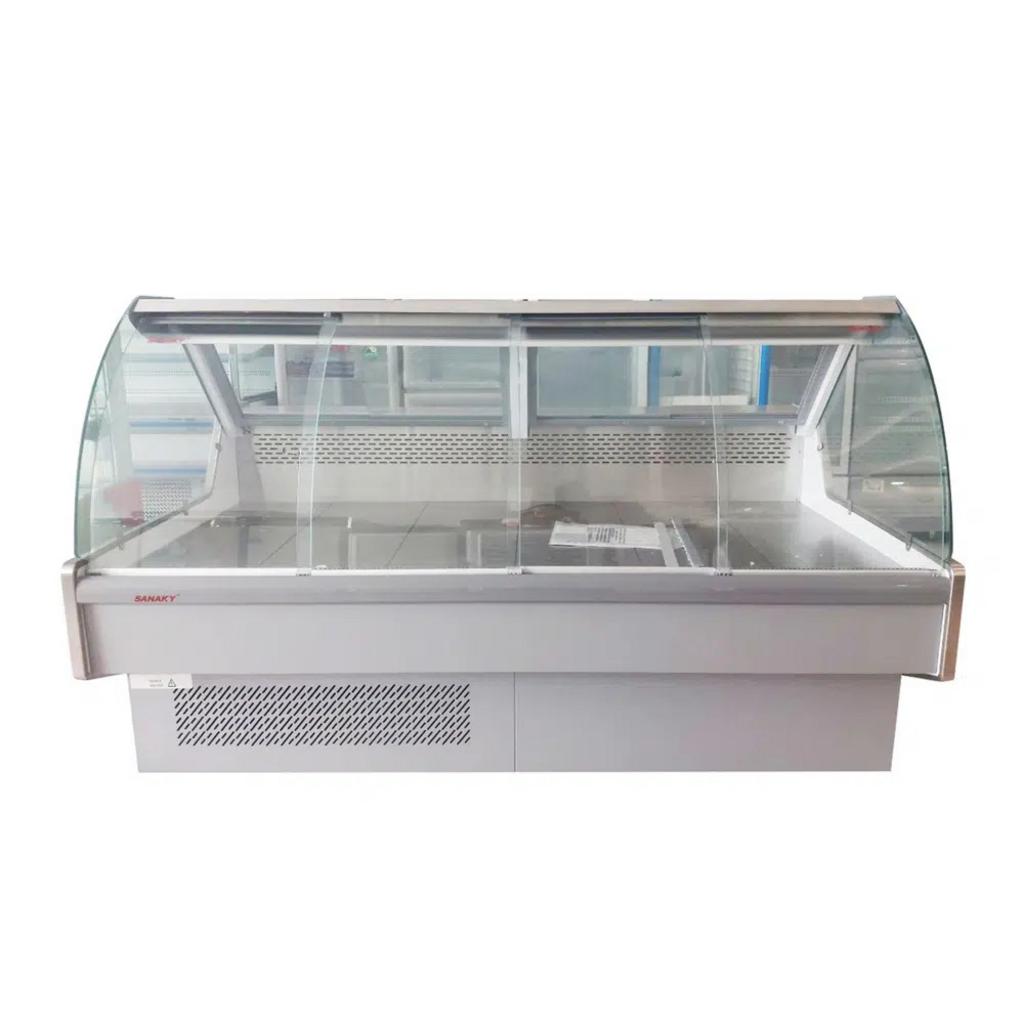 Cận cảnh hệ thống dàn lạnh bằng đồng và quạt gió đối lưu bên trong tủ trưng bày thịt.