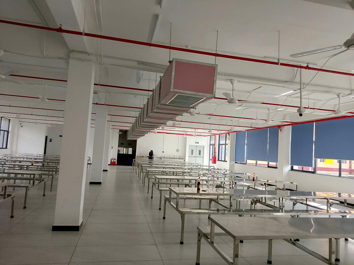 Khách hàng đang bắt tay với đại diện nhà sản xuất sau khi ký kết hợp đồng, biểu thị sự tin cậy.