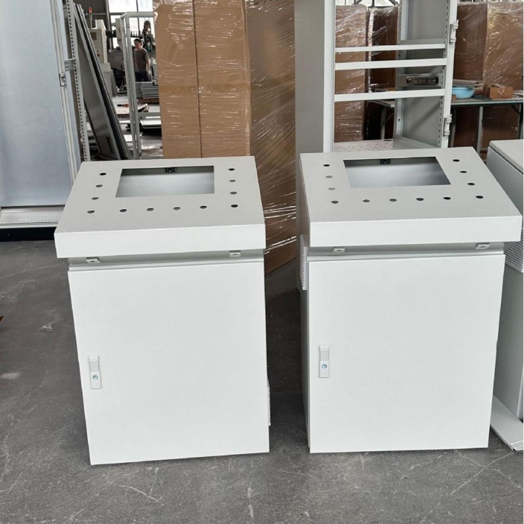 Kỹ thuật viên của Hải Minh đang thực hiện lắp đặt và kiểm tra vỏ tủ điện tại công trình.