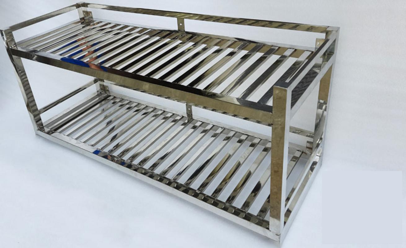 Đo đạc kỹ lưỡng khu vực lắp đặt là bước đầu tiên để chọn kệ phù hợp.