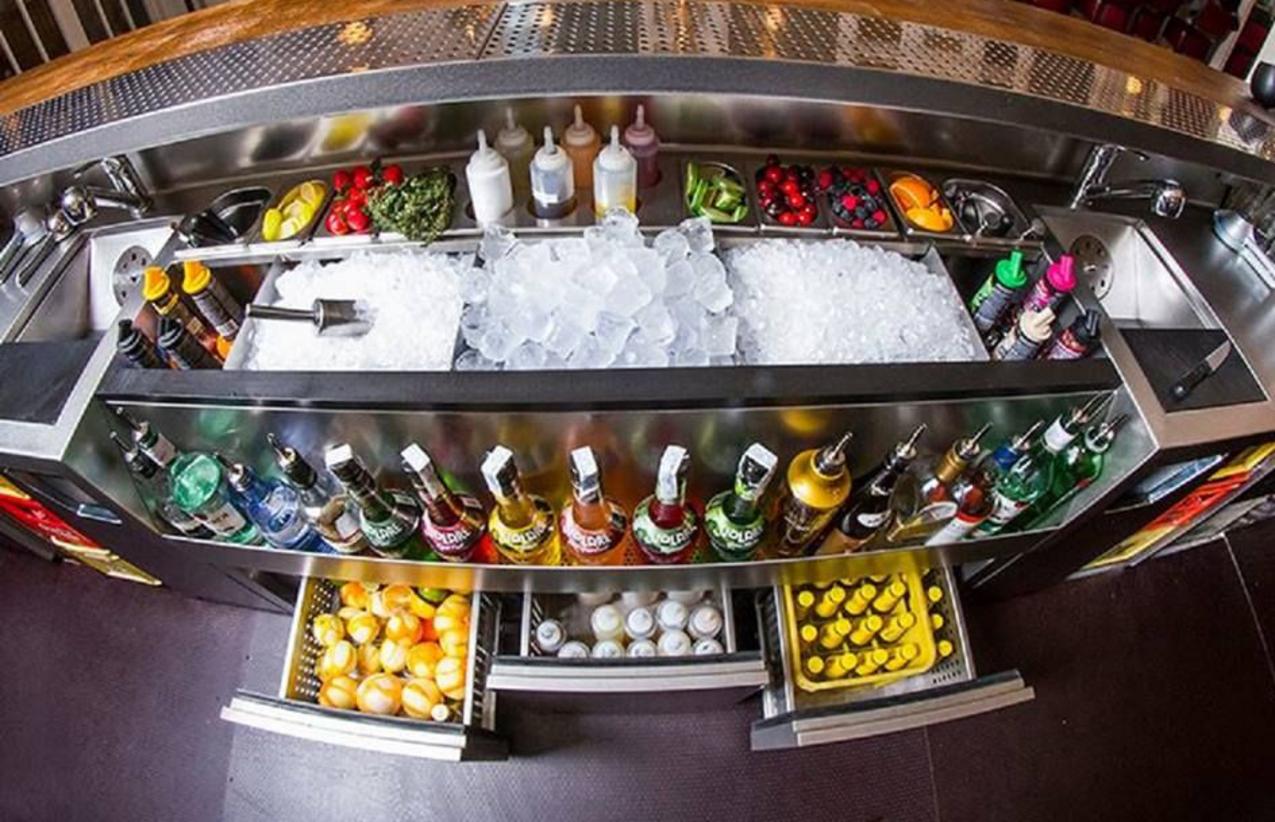 Đo đạc kỹ lưỡng kích thước quầy bar là bước đầu tiên để chọn thùng đá phù hợp.