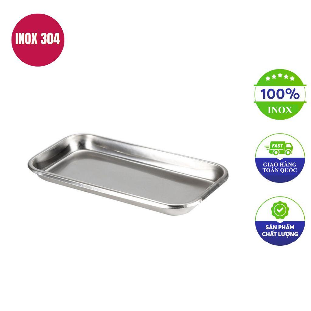 Kỹ thuật viên kiểm tra kích thước và độ dày của khay inox y tế tại xưởng Hải Minh.