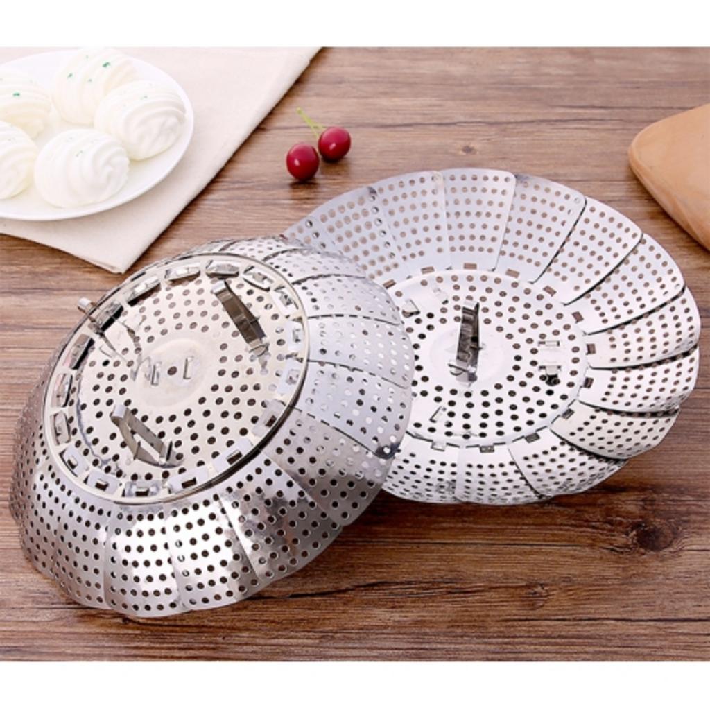 Thước dây đang đo đường kính lòng của một chiếc chảo công nghiệp để gia công khay hấp phù hợp.