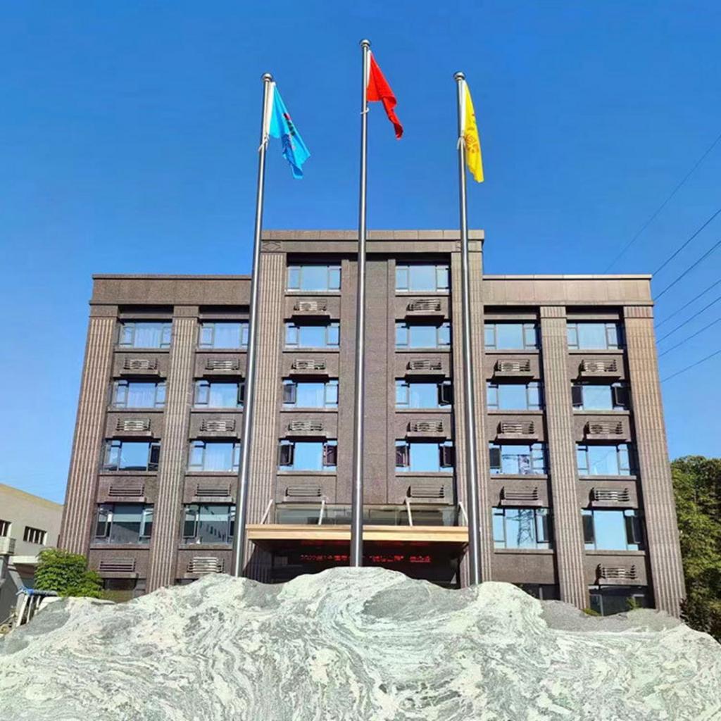 Hình ảnh đội ngũ Cơ Khí Hải Minh đang lắp đặt cột cờ inox cao 12m tại một khu công nghiệp.