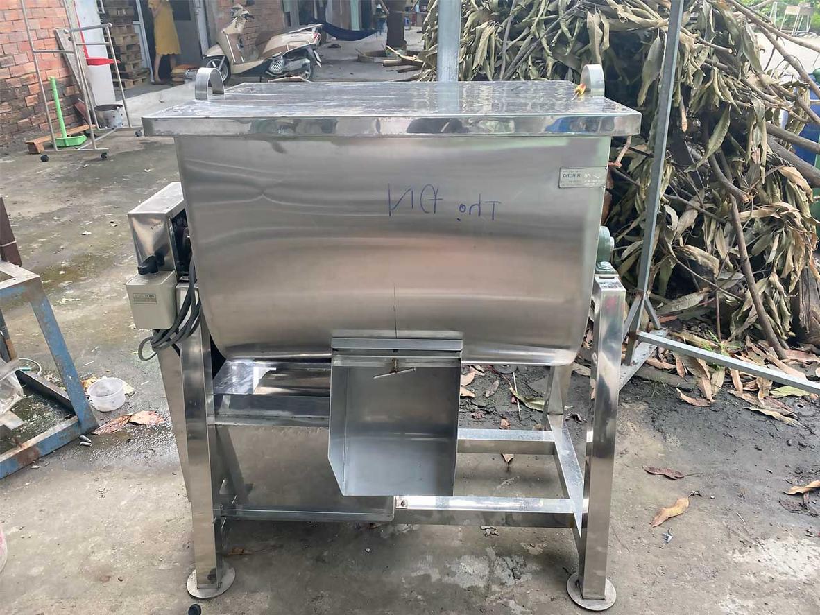 Sơ đồ quy trình sản xuất giò chả cho thấy vị trí của máy trộn thịt sau máy xay và trước máy đùn/tạo hình.