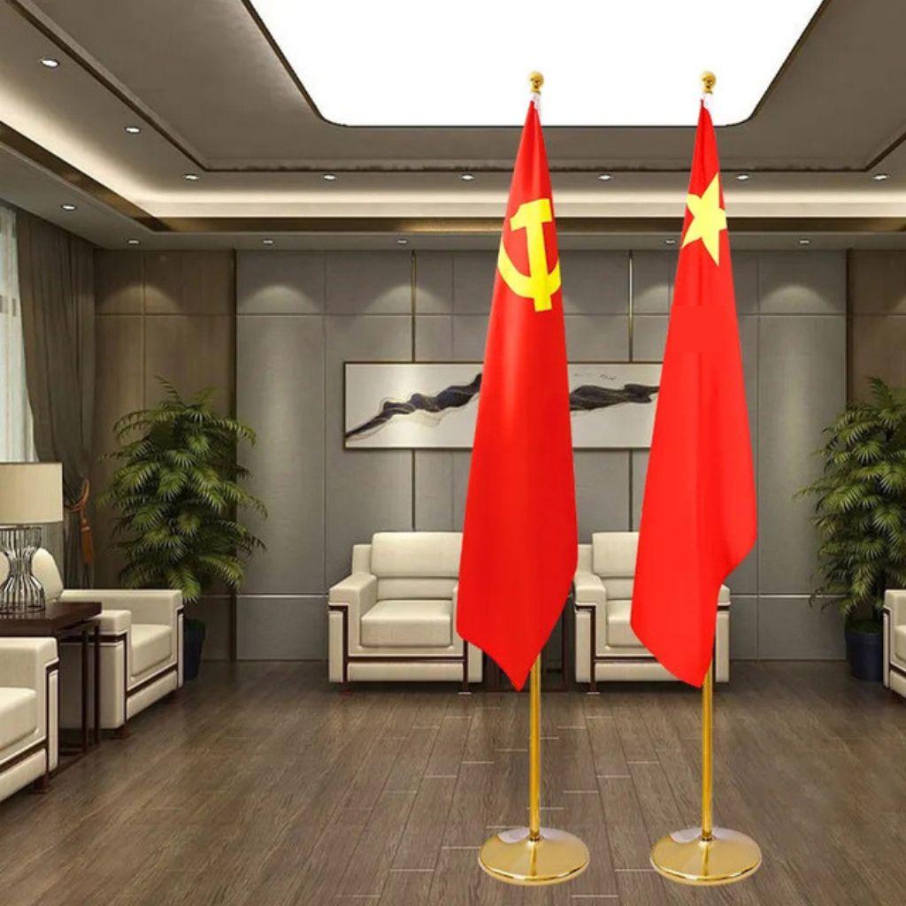 Cột cờ inox mạ vàng mang lại vẻ đẹp sang trọng và đẳng cấp cho phòng họp của doanh nghiệp.