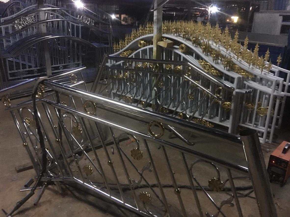 Cửa inox khung hộp 304 hoàn thiện hairline tại khu bếp nhà hàng – chống ăn mòn và vệ sinh tối ưu.