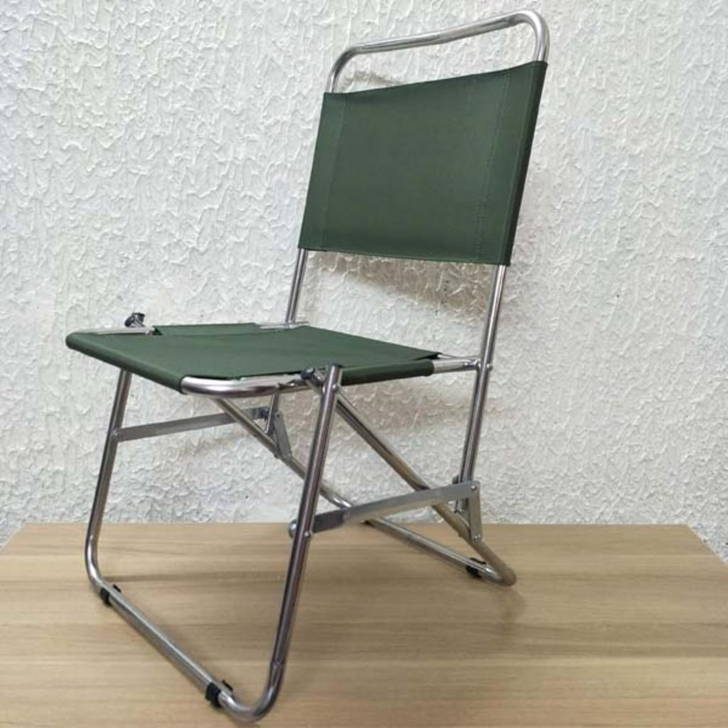 Một bộ bàn ghế xếp inox được sắp xếp tối ưu cho không gian cafe ngoài trời.