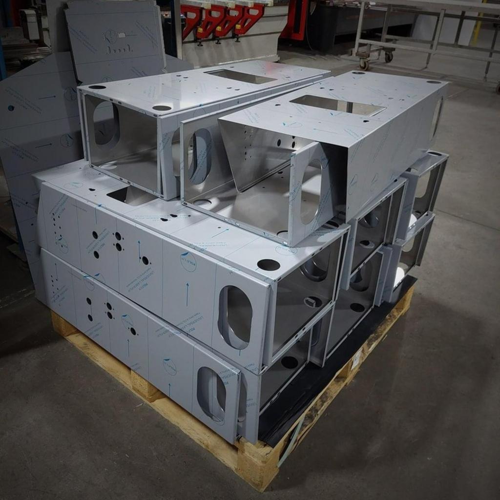 Chấn gấp inox 304 trên máy press brake CNC giúp nâng độ chính xác và tính lặp lại.