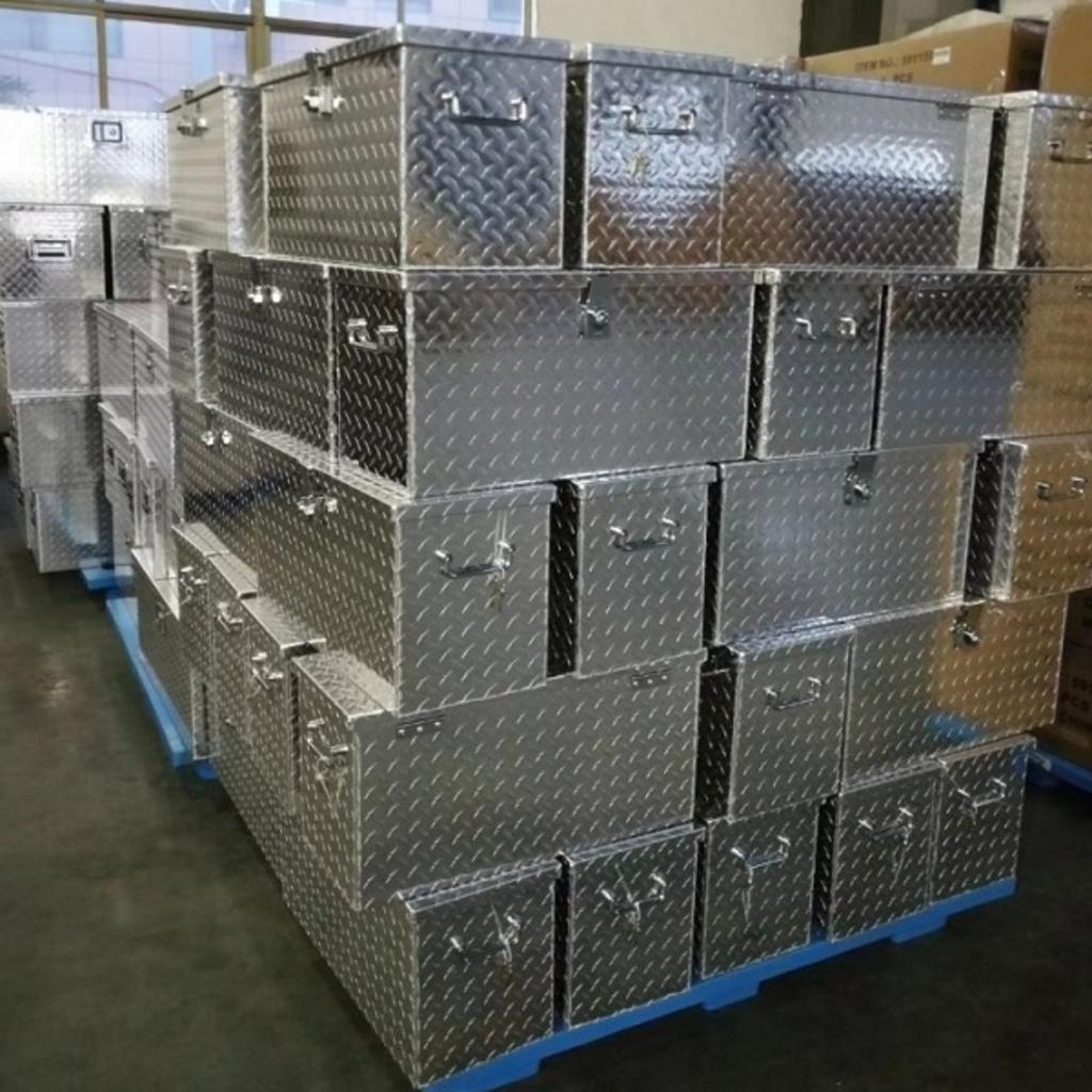 Kiểm soát bề mặt và springback là trọng tâm khi chấn dập inox.