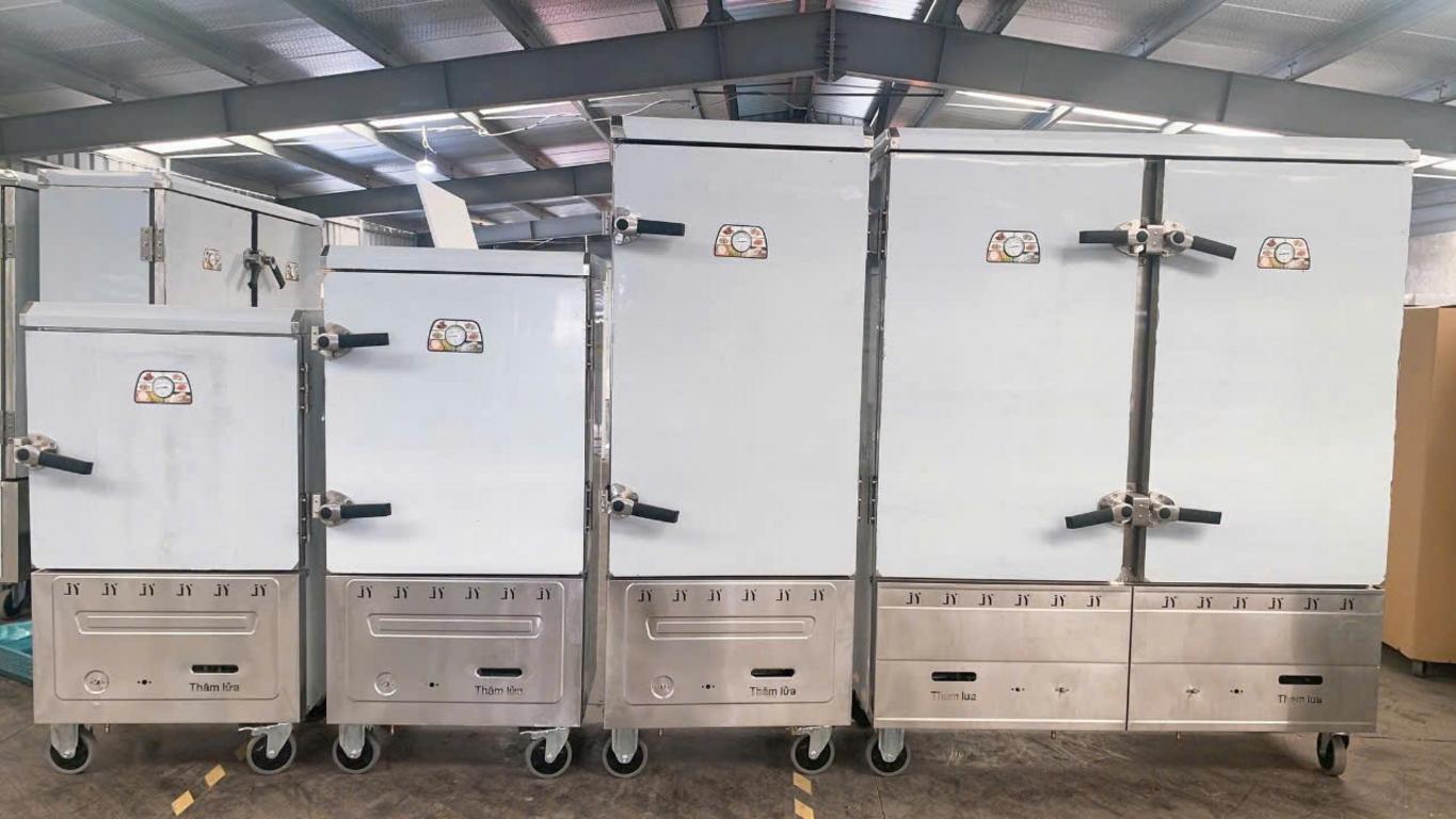 Đĩa hải sản hấp đầy đặn, giữ trọn màu sắc và độ tươi ngon nhờ tủ hấp chuyên dụng.